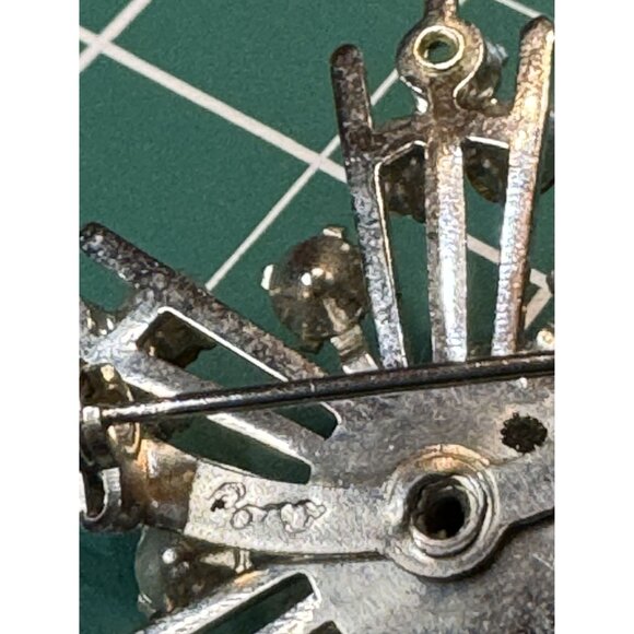 Vintage Rhinestone Snowflake Brooch Silver Tone Sparkly & Elegant 1.5" Wide Grea - Picture 3 of 3